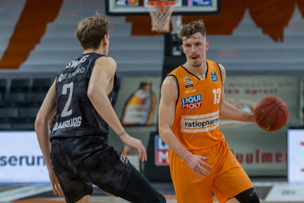 纳近2万人 纳近2万人